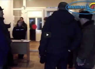 Revoltați, cetatenii au intrat in Primaria Mangalia pentru raspunsuri