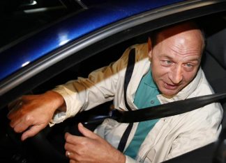 Traian Basescu aflat la volanul unei dacii, a tamponat usor o alta masina in trafic