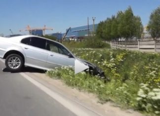 Accident în localitatea 2 Mai. O victimă încarcerată