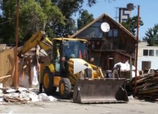 Primarul Cristian Radu a intrat cu buldozerul in bazarul Prichindel din Neptun peste constructiile neautorizate