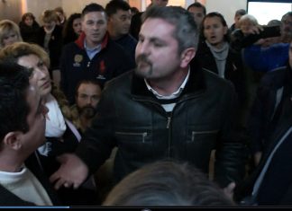 Reprezentantii companiei Chevron primiti cu huiduieli la Mangalia. Viceprimarul s-a imbrancit cu cetatenii