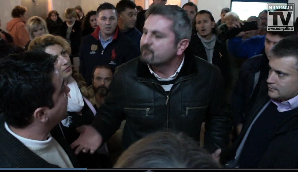 Reprezentantii companiei Chevron primiti cu huiduieli la Mangalia