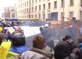 Proteste violente la acesta ora in Ucraina cu sute de mii de cetateni care cer demisia presedintelui si a guvernului