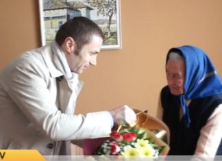 Primarul Radu Cristian a oferit ajutoare financiare si pachete cu alimente