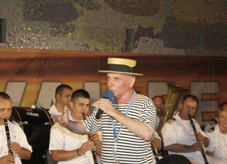 Maestrul Grigore Leșe alaturi de Fanfara Fortelor Navale