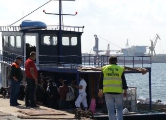 132 de migranţi aflaţi într-o ambarcaţiune, salvaţi de poliţiştii de frontieră români în Marea Neagră