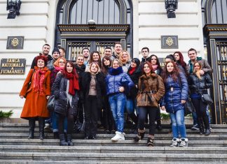 Studenţi şagunişti în vizită de documentare la Parlament, Banca Naţională şi Curtea de Conturi