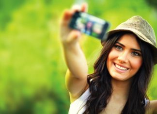 Tinerii, din ce în ce mai narcisiști pe Facebook. Ce spun psihologii despre nevoia de “selfie-uri”?