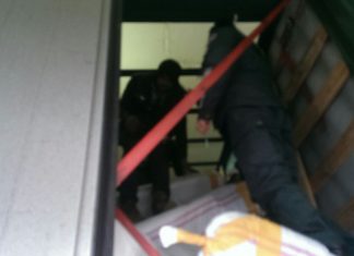 Pakistanezi ascunşi intr-un tir cu textile, depistaţi de poliţiştii de frontieră constănţeni