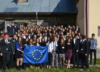 11 elevi ai Colegiului Național „Frații Buzești” din Craiova au ocazia să dezbată în limba engleză și să simuleze Parlamentul European.