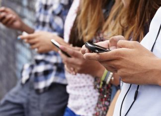 Opt din zece copii au cont pe rețelele de socializare. Creștem o generație de inadaptați la viața reală?