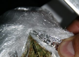 Prinşi în flagrant de poliţiştii de frontieră în timp ce transportau 230 de grame cannabis