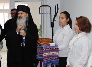 Elevii Scolii Gimnaziale din Mosneni au primit vizita Înalt Preasfinției Sale Teodosie, Arhiepiscopul Tomisului.