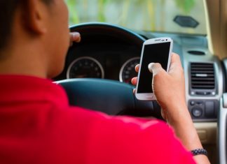 7 din 10 şoferi folosesc telefonul în timp ce conduc. Psiholog: “Este un fenomen care a scăpat de sub control”