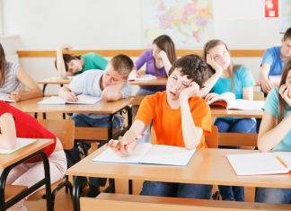 Elevii romani se plictisesc in timpul orelor de curs