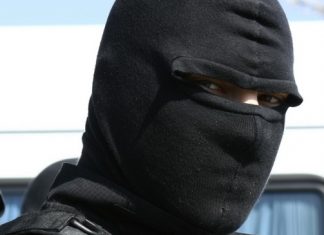 O femeie din Brașov a crezut că mascații de la DIICOT sunt stripări