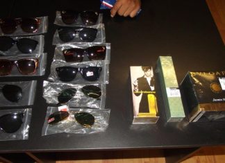 Comerţ cu parfumuri și ochelari pe plaja din Saturn