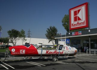 Românii care vor traversa pentru prima dată Oceanul Atlantic vâslind și-au lansat la apă barca