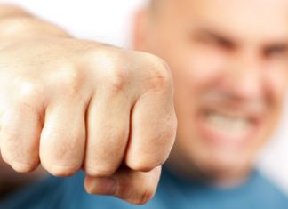 Poliţiştii din Mangalia, ameninţaţi de interlopi: „O să venim peste voi, în case şi o sa vă luam de lângă familii… Vă vom omorâ copiii, şi-i vom tăia cu cuţitul, mărunt, mărunt…“