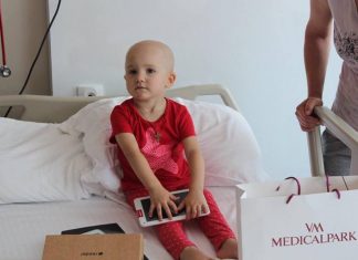 Diagnosticată cu cancer la ochi, micuţa Alina a fost salvată de la orbire.