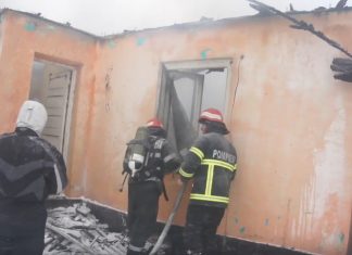 Incendiu la Mangalia. Doua case au fost mistute de flacari.