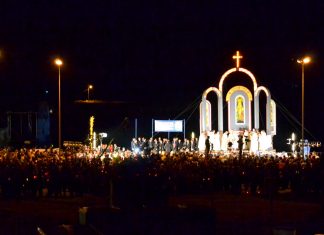 Credincioşii Mangaliei sunt aşteptaţi să ia Lumina Sfântă de la malul mării