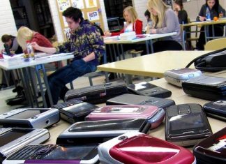 Asociația Elevilor din Constanța este împotriva propunerii ministrului Educației privind crearea în școli a unor spații pentru depozitarea telefoanelor mobile