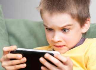 Dependenţa de telefon poate ruina copilăria