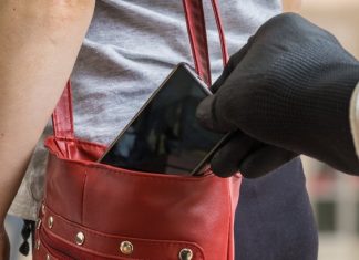 Mamă și fiu suspectați de înșelăciune și inducerea în eroare a organelor judiciare. Au reclamat ca ar fi fost deposedați de un telefon mobil