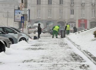 La Mangalia se intervine cu utilajele de deszăpezire