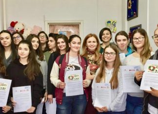 Voluntarii Organizaţiei Salvaţi Copiii, elevi ai Liceului Teoretic ,,Callatis” Mangalia, au participat la campania „Te costă 0 lei să ajuți un copil”