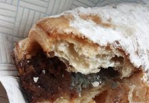 Placinta cu mucegai vanduta de o patiserie din Mangalia