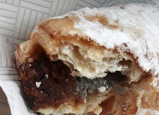 Placinta cu mucegai vanduta de o patiserie din Mangalia