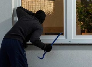 Patru tineri au spart o vilă din Mangalia. Au furat în valoare de 10.000 lei