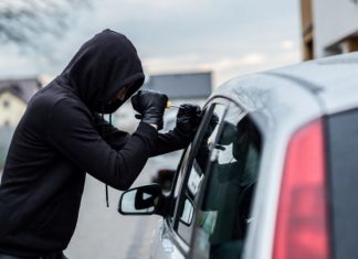 Hoți din autoturisme, prinși la Mangalia