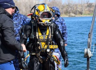 În portul militar Mangalia au loc lucrări pentru scoaterea unei epave la suprafaţă