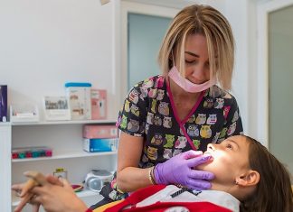 Este indicat să aplicăm aparatul dentar în perioada vacanței?