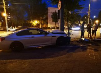 Și-a făcut praf BMW-ul Seria 6 Coupe într-un stâlp