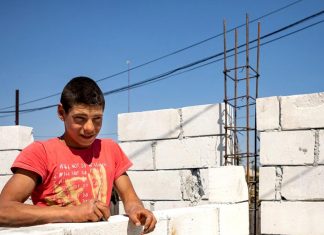 Crește casa lui Georgică. Băiatul de 16 ani care vindea bălegar pentru a-și ridica un cămin a petrecut prima noapte sub propriul acoperiș. Mai are nevoie de ajutor ca s-o termine