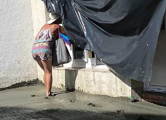 #NuNeMaiFacemBine: Și-a bagat piciorele în ”beton”, la propriu, în centrul Mangalie