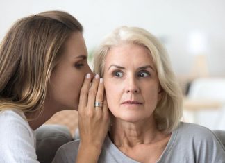 Explicaţiile psihologului: Este bârfa un semn că îmbătrânim?