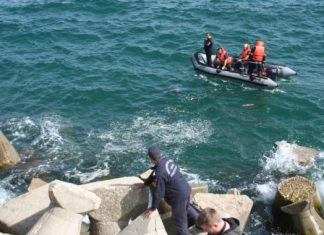 Un bărbat a murit după ce a căzut în mare, printre stabilopozi, la Mangalia