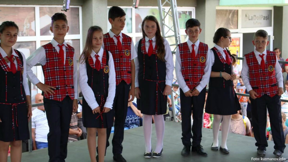 uniformele elevilor