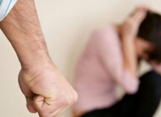 Un bărbat şi-a bătut concubina până a lăsat-o fără splină