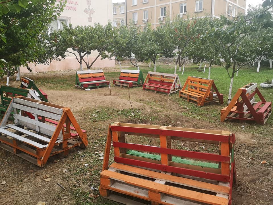 sala-de-clasa-in-aer-liber-Scoala-Gala-Galaction-Mangalia1