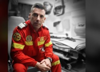 El este Adrian Gheorghe, pompierul erou. Un copil de 3 ani a fost salvat de părinți dupa sfaturile oferite la telefon de pompier.