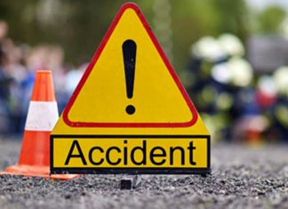 Accident grav în Neamț: Un șofer a dărâmat cu camionul o casă. O fată a fost prinsă sub dărâmături