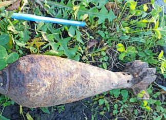 A găsit o bombă neexplodată din al Doilea Război Mondial, a urcat-o în maşină şi a dus-o la sediul Poliţiei Locale