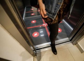 Româncă venită din Italia, ținută de soț pe scara blocului ca să nu intre în izolare lângă ea 14 zile