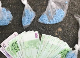 Prinși în flagrant încercând să vândă ecstasy